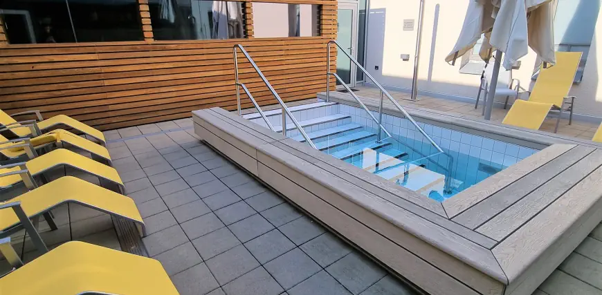 Der Außenbereich unserer Sauna bietet mit Tauchbecken und Außendusche die optimale Abkülung nach der Sauna.