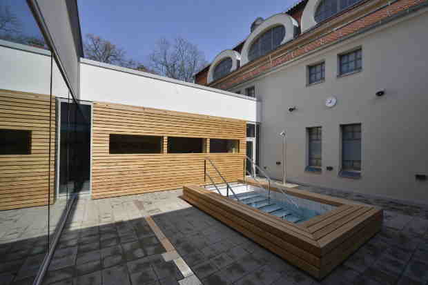 Im Stadtbad Goathe finden sie neben Außenduschen auch ein Tauchbecken um sich nach der Sauna abzukühlen.