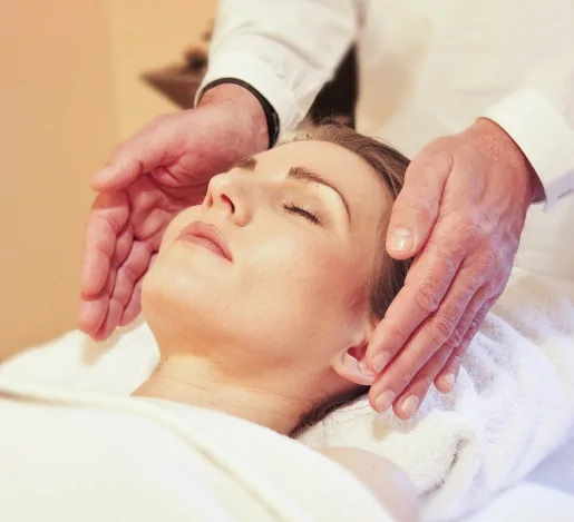 Begeben Sie sich in die Hände unseres Fachpersonals, bei einer professionellen Gesichtsmassage.